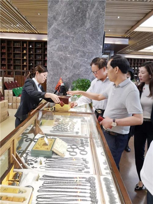 隆力奇董事長(zhǎng)徐之偉參觀考察湖南華萊茶學(xué)院