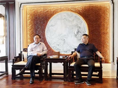 隆力奇董事長(zhǎng)徐之偉參觀考察湖南華萊茶學(xué)院