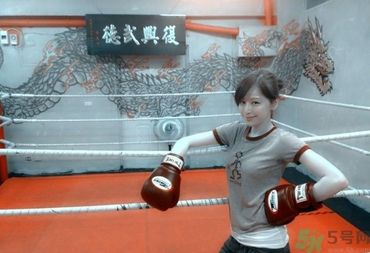 女生健身喝什么牛奶好？女生健身吃什么好？