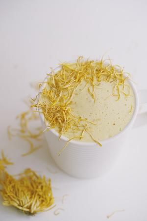 超模同款！最简单制作排毒养颜黄金奶的做法 步骤7
