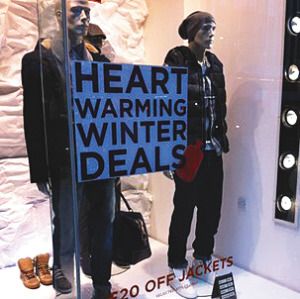 英國商家的促銷海報(bào)打起了“溫暖牌”