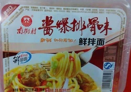 康師傅遭遇強勁對手，這款方便面水都不用加，網(wǎng)友：夠“方便”的