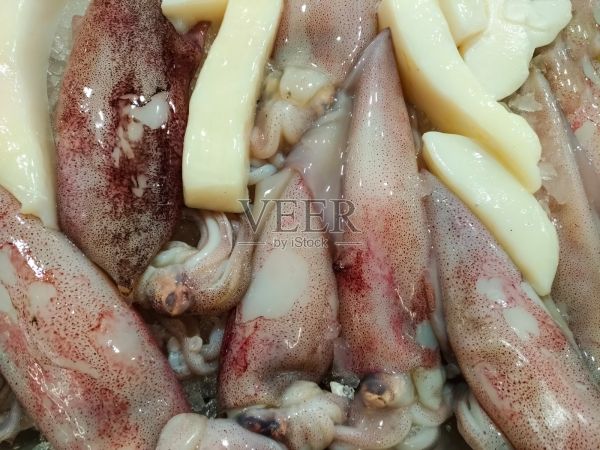 鮮魚市場(chǎng)的一堆冰魷魚。食物蛋白質(zhì)豐富，地中海菜肴配料健康均衡的飲食理念。烹飪的海報(bào)照片攝影圖片