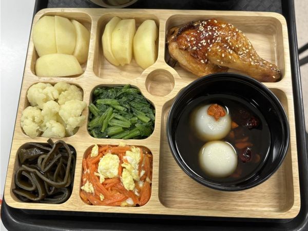 臺(tái)中醫(yī)院營養(yǎng)室主任盧靜詩特別制作市售常見大小包餡湯圓的熱量，與白飯、青菜的對(duì)照表，教大家如何將「湯圓餐」，取代原本的「正餐」。（馮惠宜攝）