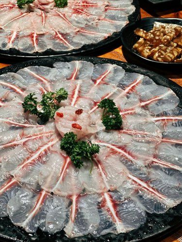 被斑魚活魚現(xiàn)切，種草這家魚火鍋
