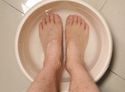 在泡腳的過(guò)程中，伴隨著溫暖的水流和輕柔的按摩，人們往往能感受到身心的雙重放松