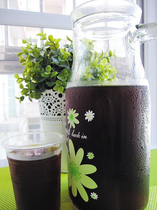 健康消暑：少喝冰鎮(zhèn)飲料　自制消暑涼茶（圖）