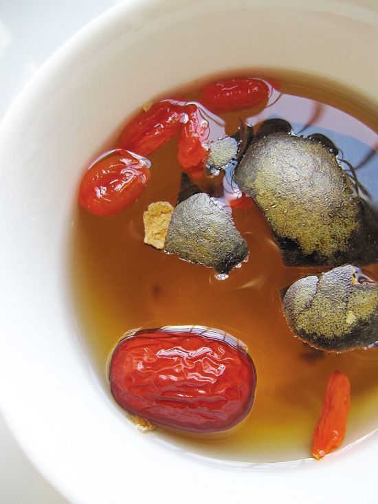 健康消暑：少喝冰鎮(zhèn)飲料　自制消暑涼茶（圖）