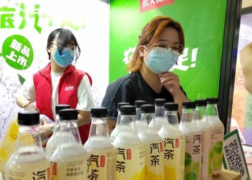 （商家展示代表產(chǎn)品 記者 姜煜 攝）