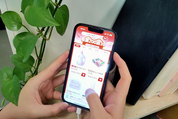 消費者正在瀏覽電商平臺大促活動。人民網(wǎng)記者 喬業(yè)瓊攝