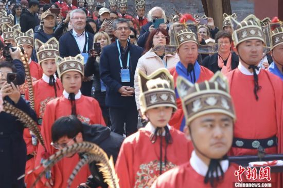 　　2024年11月5日，“世界古典學(xué)大會(huì)·走讀中國(guó)之齊魯印象行”活動(dòng)在持續(xù)舉行，來(lái)自8個(gè)國(guó)家和地區(qū)的近30名外籍古典學(xué)專家學(xué)者走進(jìn)孔子故里——山東曲阜，感知儒家文化。圖為外籍古典學(xué)專家學(xué)者走進(jìn)曲阜孔廟，觀看祭孔儀式。中新社記者 李明芮 攝