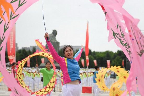 6月16日，市民在長春世界雕塑園友誼廣場上表演百姓健康舞。