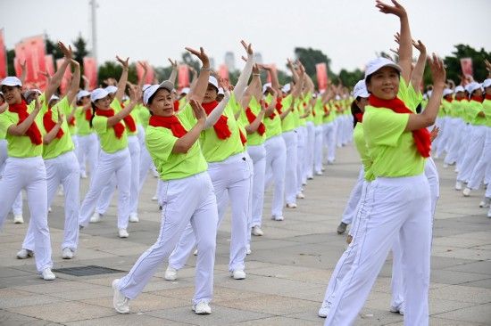 6月16日，市民在長春世界雕塑園友誼廣場上表演百姓健康舞。