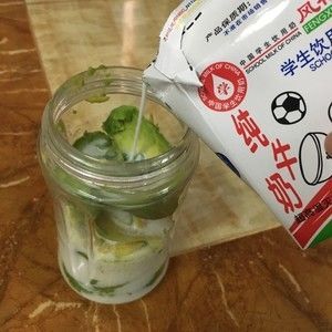 营养、健康、便捷早餐非你莫——牛油果奶昔的做法步骤 第2步