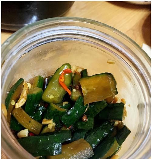 如何制作美味可口的腌漬小黃瓜（簡(jiǎn)單易學(xué)，做出家庭口味的小黃瓜，讓你一吃就停不下來）