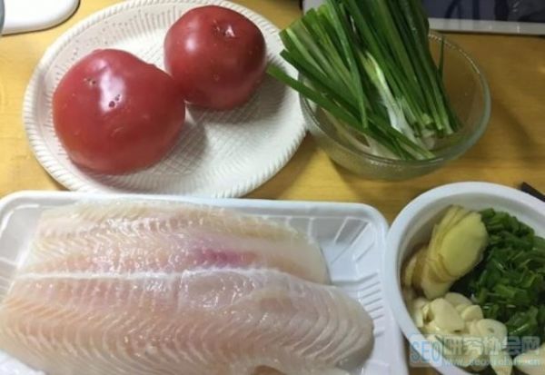 番茄遇上魚，魚片滑嫩、湯汁鮮美又開胃，一口氣吃個(gè)精光！