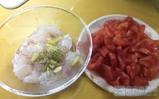 番茄遇上魚，魚片滑嫩、湯汁鮮美又開胃，一口氣吃個(gè)精光！
