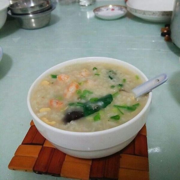懒得做饭烧菜来个一锅炖什么的最好了。好吃又健康 鲜虾牛肉皮蛋青菜明火粥美味出锅…