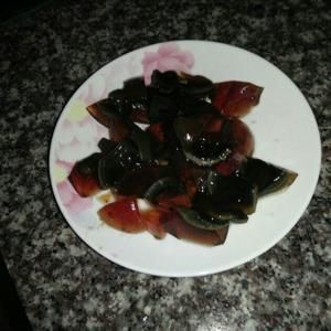 懒得做饭烧菜来个一锅炖什么的最好了。好吃又健康 鲜虾牛肉皮蛋青菜明火粥美味出锅…的做法步骤 第2步