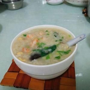 懒得做饭烧菜来个一锅炖什么的最好了。好吃又健康 鲜虾牛肉皮蛋青菜明火粥美味出锅…的做法步骤 第4步