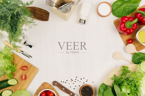 健康的素食原料春季新鮮的綠色沙拉和廚房用具在白色木板，俯視圖，拷貝空間。春季維生素節(jié)食食品。照片攝影圖片