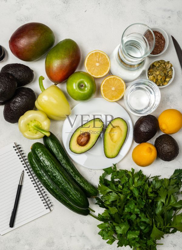 准备健康素食沙拉的原料。配方的笔记本。前视图。照片摄影图片