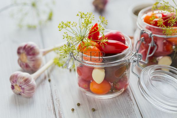 制作健康素食的原料。泡菜。準(zhǔn)備保存的番茄。清潔飲食，素食理念照片攝影圖片