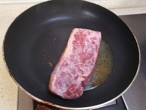 【巧思】完美熟度低溫慢烤牛排（附醬汁做法）的做法步驟 第3步