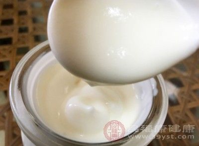 老酸奶與普通酸奶通常在質(zhì)地上有所不同