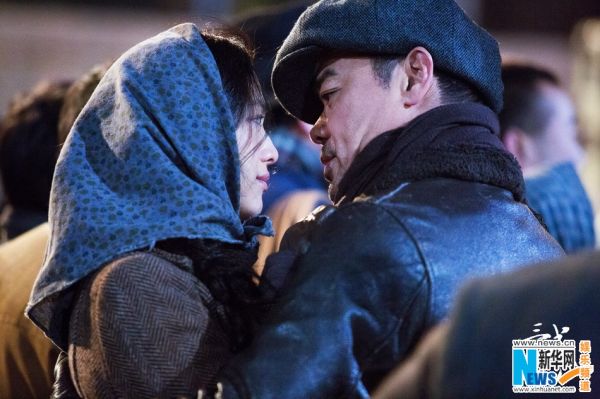 影片“秀甜蜜”系列海报同日曝光，展现刘青云和汤唯这对恋人的约会瞬间，满脸笑意令人感受到他们爱情的甜蜜，与在一起场的异地恋情侣共同秀恩爱。