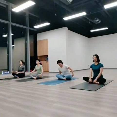15Min流瑜伽腿部拉伸，美化腿部線條…