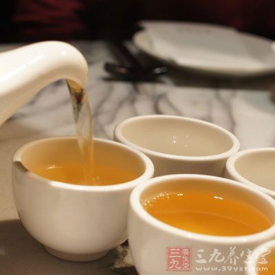 潮汕人因為好喝功夫茶而出名，在當(dāng)?shù)貛缀跏敲刻於荚诤炔?></p> <p>　　因為長期嗜茶的原因，造就了名揚(yáng)中外的潮汕飲食。