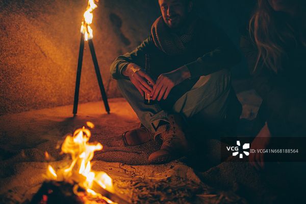 篝火旁的浪漫之夜图片素材