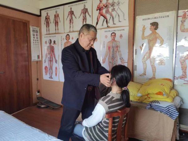 国医节 致敬非遗传承人 ——“黄氏经络五行调法”黄兴广