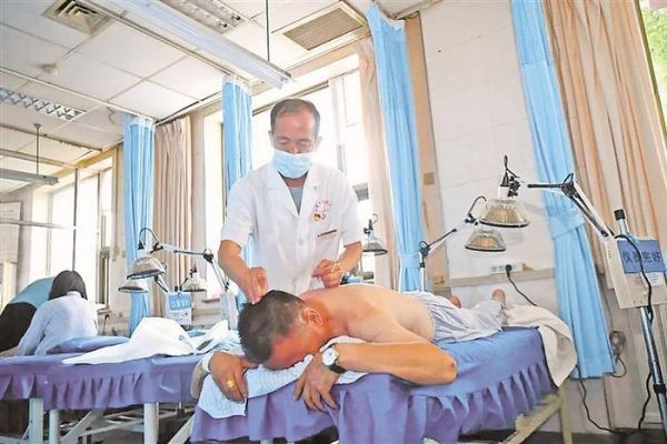 冶尕西為患者針灸。