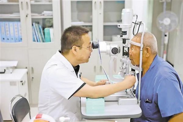 武旭升為患者檢查眼疾。