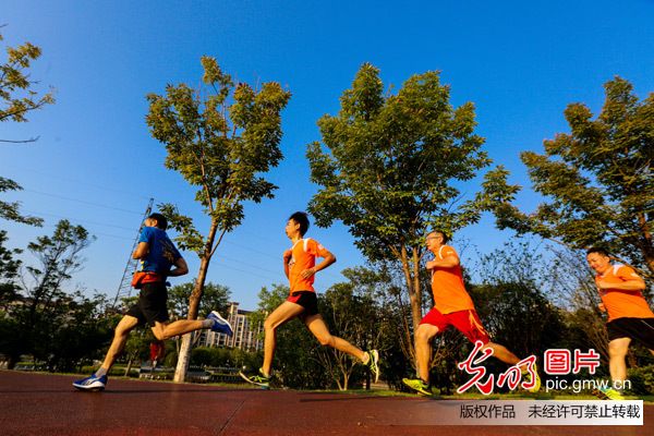 今年立秋早 聽說貼秋膘與適量運(yùn)動最配哦