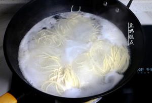 好簡單的蔥花面條，又鮮又香，早餐來一碗太舒服的做法 步驟5