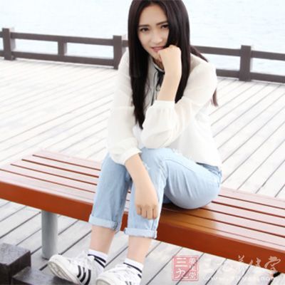 適當(dāng)?shù)幕顒?dòng)一下自己的腿部
