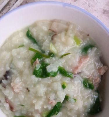 打造健康早餐，香菇小米粥，不可錯過的美味佳肴（掌握小米粥的烹飪技巧）
