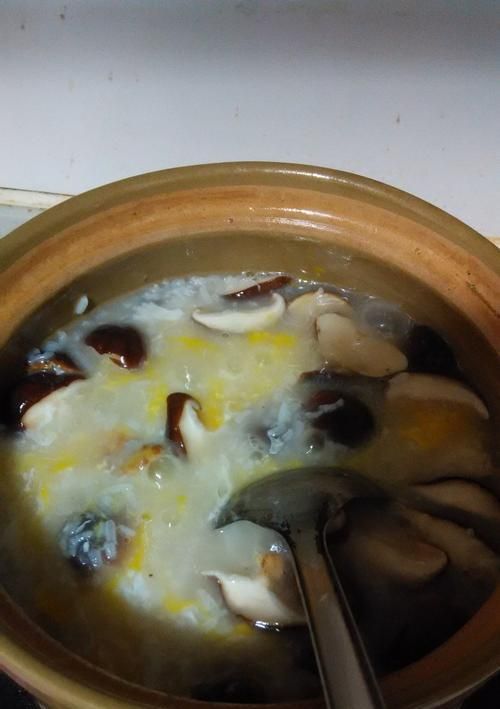 打造健康早餐，香菇小米粥，不可錯過的美味佳肴（掌握小米粥的烹飪技巧）