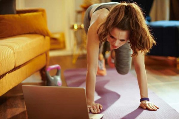 mujer entrenando con clases virtuales