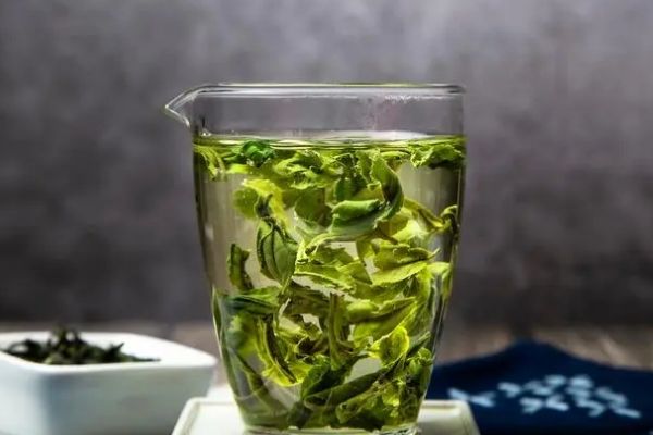 喝綠茶有什么作用，長(zhǎng)期喝綠茶的好處與功效
