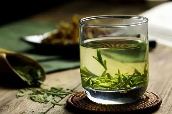 喝綠茶有什么作用，長(zhǎng)期喝綠茶的好處與功效