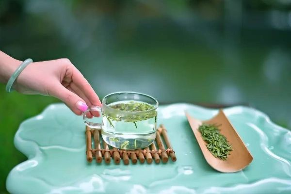 喝綠茶有什么作用，長(zhǎng)期喝綠茶的好處與功效