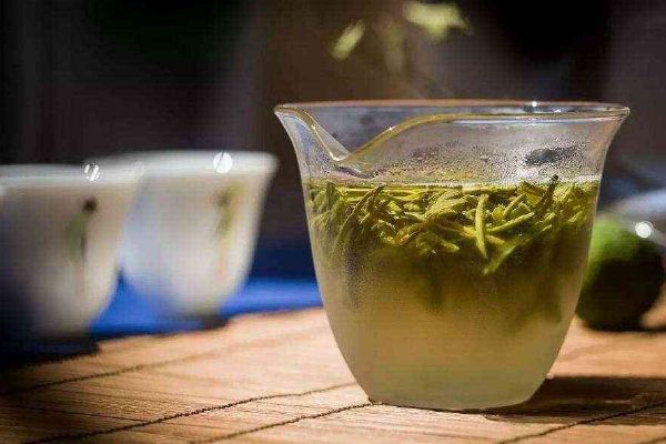 喝綠茶有什么作用，長(zhǎng)期喝綠茶的好處與功效