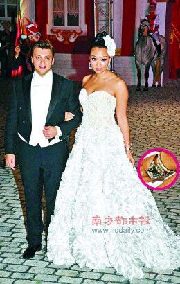 新娘的6克拉订婚钻戒大如骰仔。