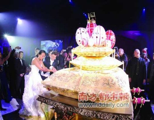 结婚蛋糕大得惊人。