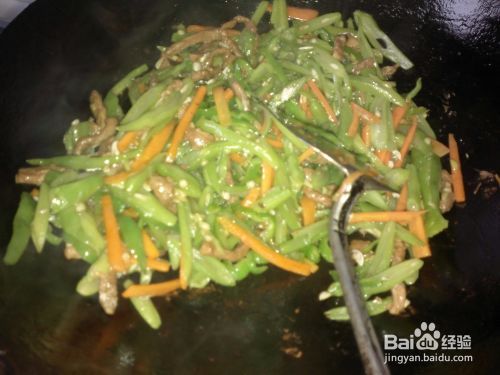 營(yíng)養(yǎng)健康的青椒胡蘿卜眉豆絲炒肉的做法