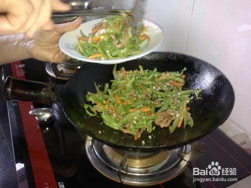 營(yíng)養(yǎng)健康的青椒胡蘿卜眉豆絲炒肉的做法
